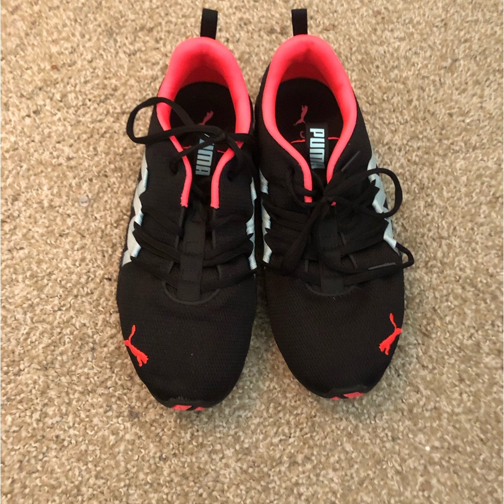 Like new woman’s Puma running shoes